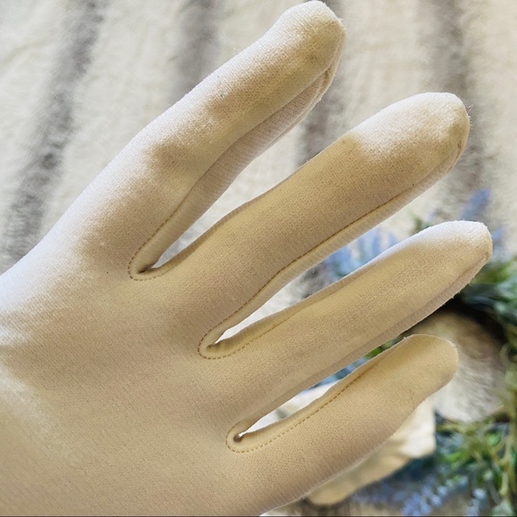 Vintage Ivory Eyelet Gloves - Picture 2 of 6